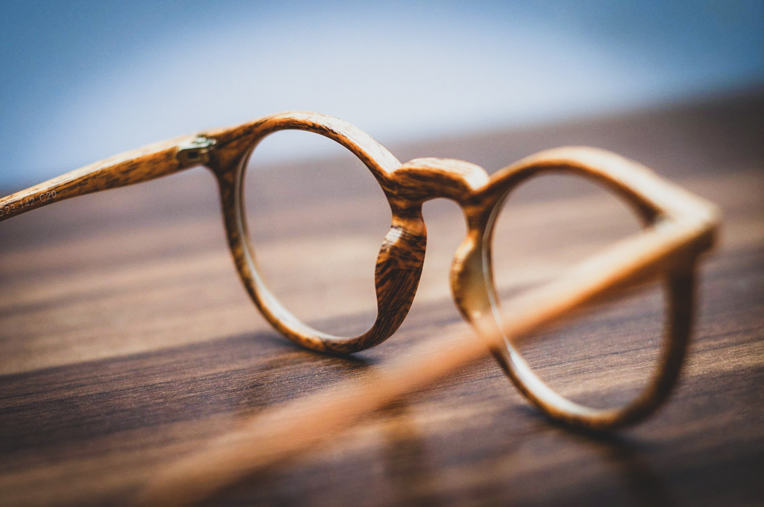 Så tvättar du dina glasögon – Optikerns tips